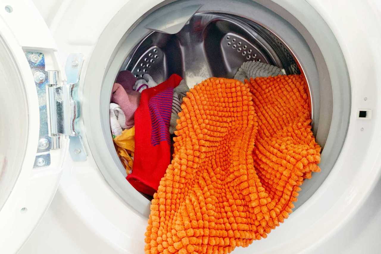 เสื้อผ้าในถังซักเครื่องซักผ้า