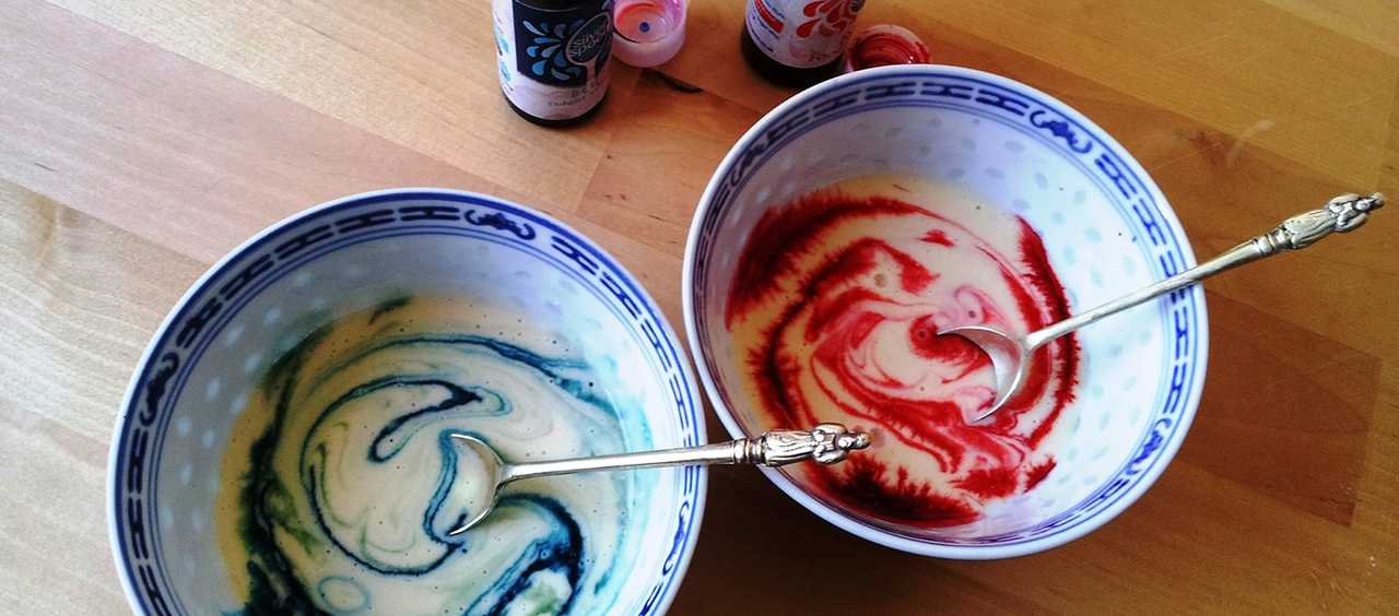 แป้งสีน้ำเงินและสีแดงที่ถูกตีจนเข้ากันทั้งสองถ้วย
